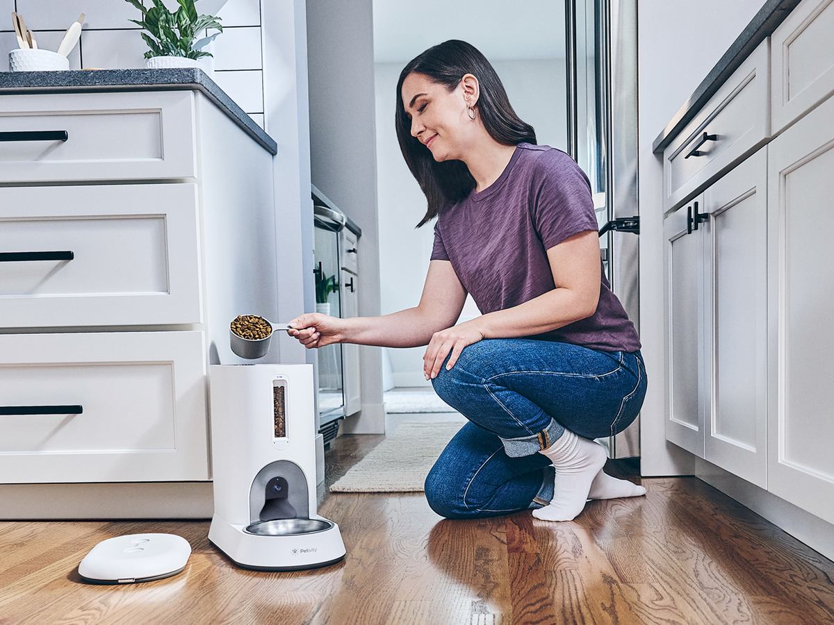Video demonstrating how the Petivity Smart Feeder for Cats is used at home to serve meals and monitor feeding activity through the Petivity app
